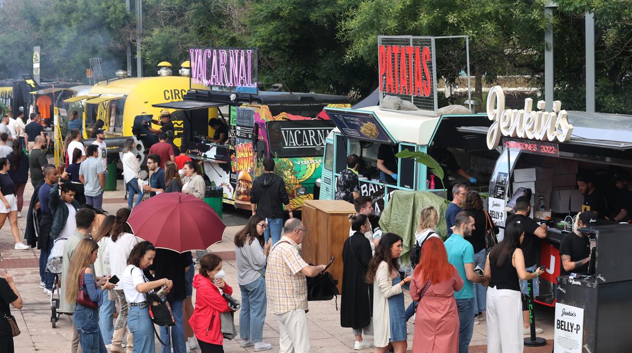Una veintena de 'food trucks' se dan cita junto a la Estación de Renfe