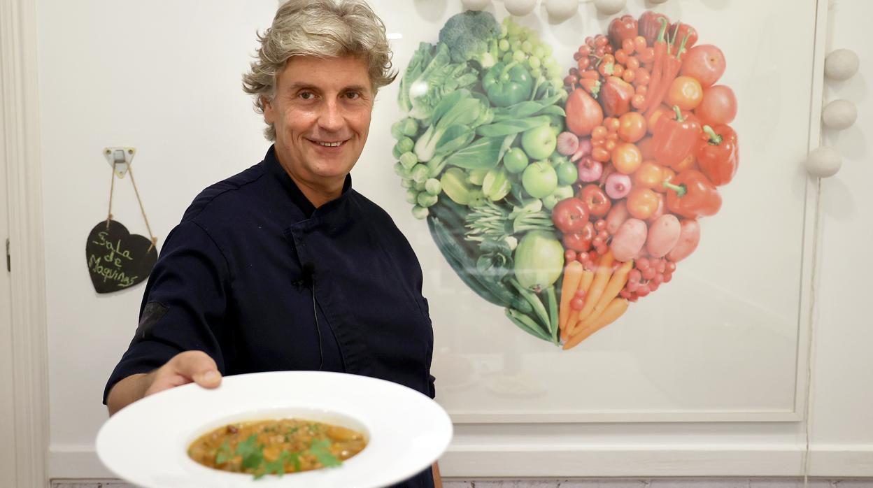 Rafael Bellido elabora un guiso tradicional de callos