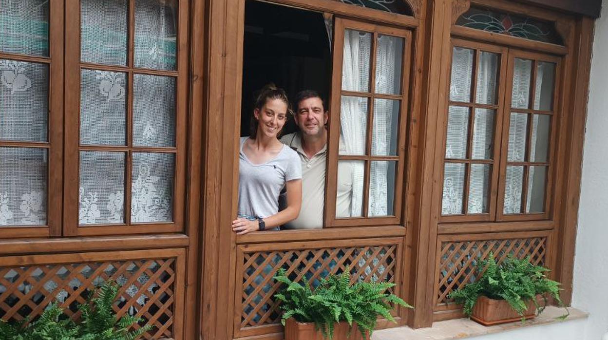 Antonio Sibaja y su hija Andrea, en el mirador del restaurante El Blasón