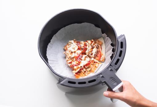 La freidora de aire cocina las pizzas como en el horno