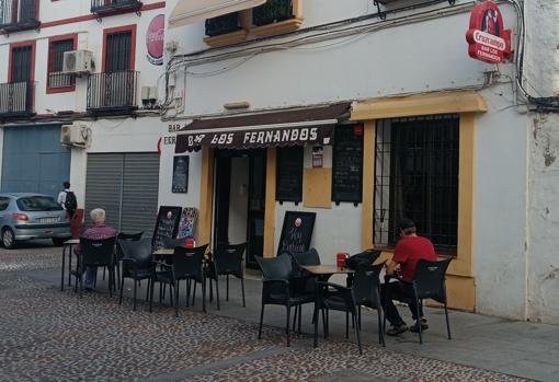 La fachada exterior en esquina del establecimiento