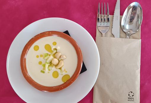 Mazamorra fresquita, con taquitos de manzana