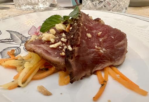 Presa a la brasa con vinagreta de miel picante, fish sauce oriental y aliño thai, plato de Bosco Benítez (La Cochera del Abuelo)