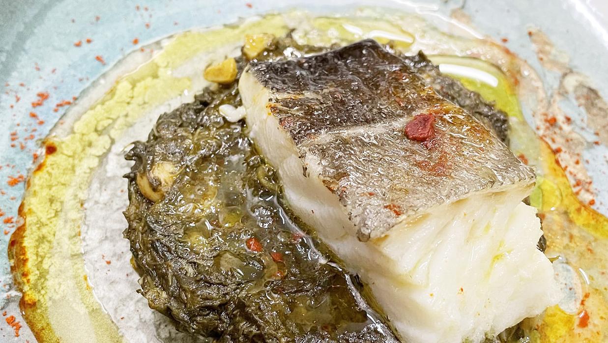 Cada plato del menú, como este bacalao, está maridado con un AOVE diferente