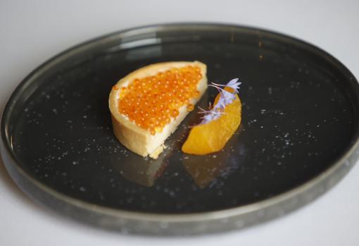 Tarta de ajo blanco con huevas de trucha y melocotón al Oloroso