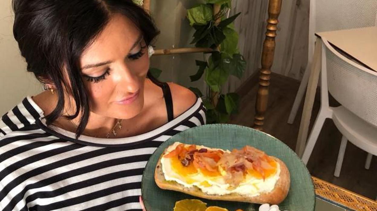 Carmen Pinilla, propietaria de La Tahona Gourmet, con su tostada homenaje al remojón