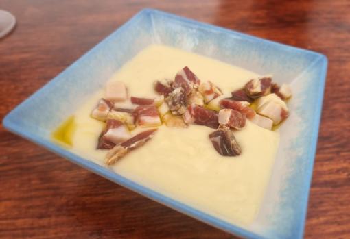 Salmorejo de melón con jamón