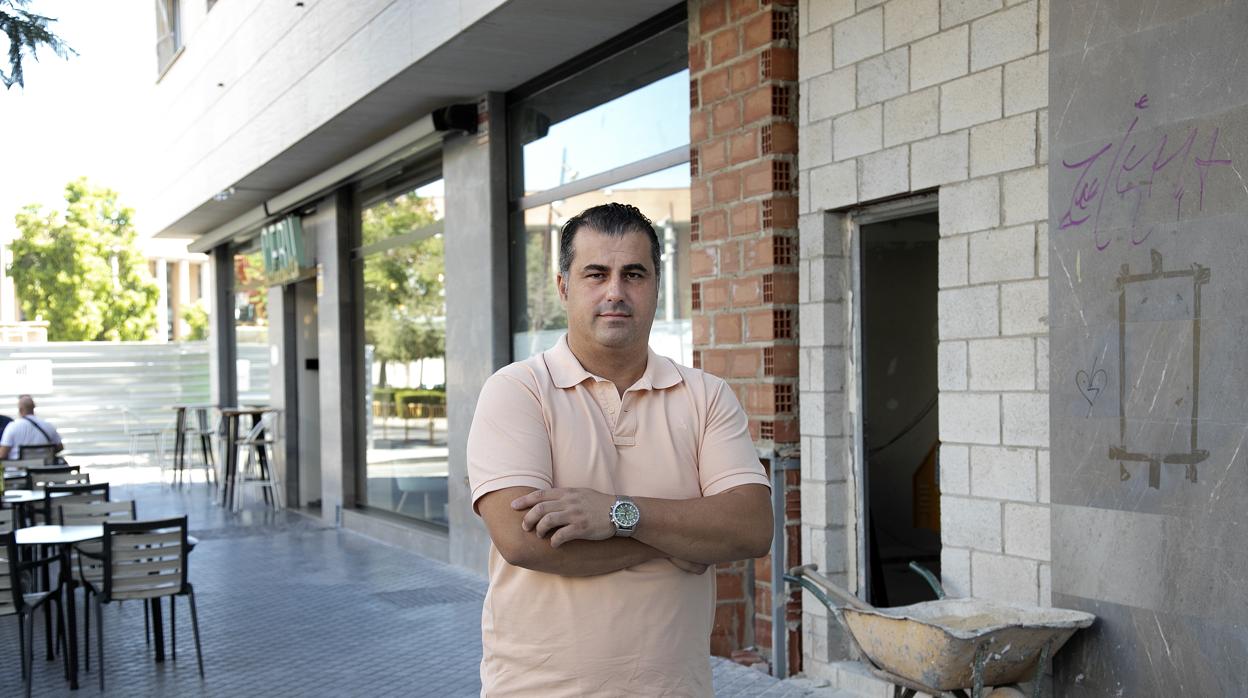 Antonio Pérez, propietario de La Bodeguilla, junto al nuevo local y el restaurante Cebú