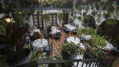 Diez sitios en Córdoba donde combatir el calor con una fresca ensalada de tomate