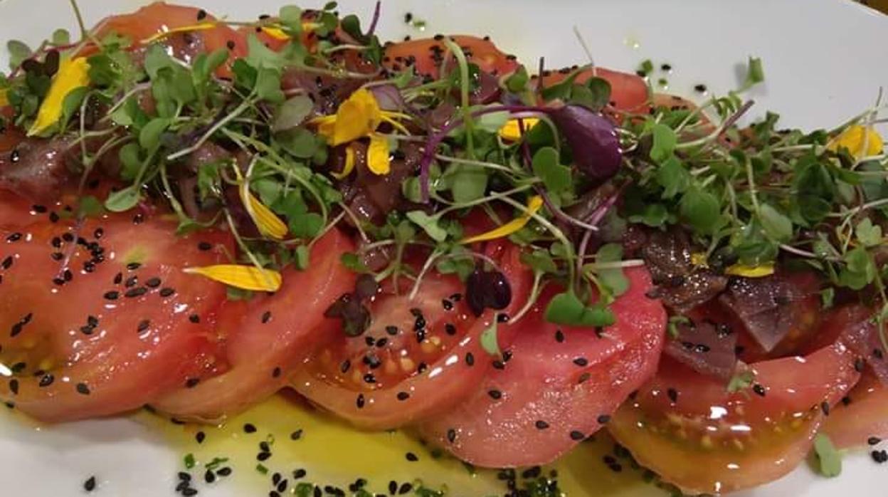 Tomate de Córdoba con atún ahumado, de Barra y Mesa