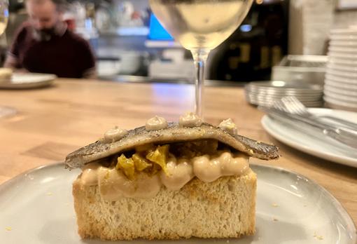 Brioche con paté de anchoas casero, sardina soasada, chutney de piña y mahonesa de ajo negro
