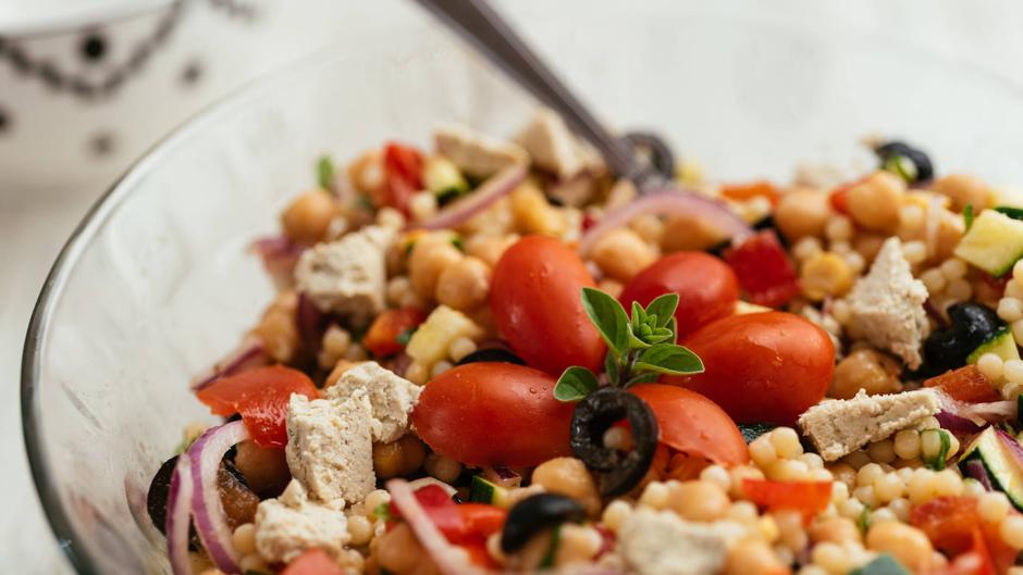 Ensalada de garbanzos: la mejor receta para consumir legumbres en verano