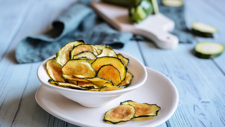 Chips de calabacín en la freidora de aire: el aperitivo ideal para acompañar tus mejores planes este verano