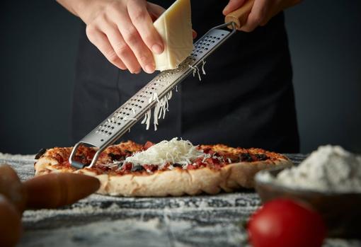 El tomate y el queso son dos de los ingredientes básicos de la pizza
