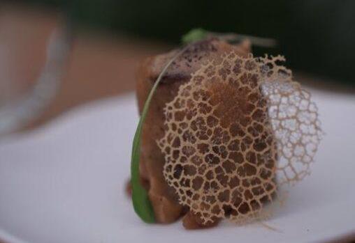 Minimorrillo de atún encelbollado