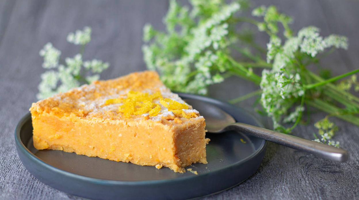 Este pastel puede acompañarse con canela, nata o queso fresco dulce, entre otros