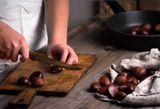 Para cocinar bien las castañas hay que hacerle un par de cortes en forma de cruz