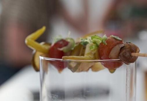 Veganí: «Pan, vino y verdura quitan el hambre»