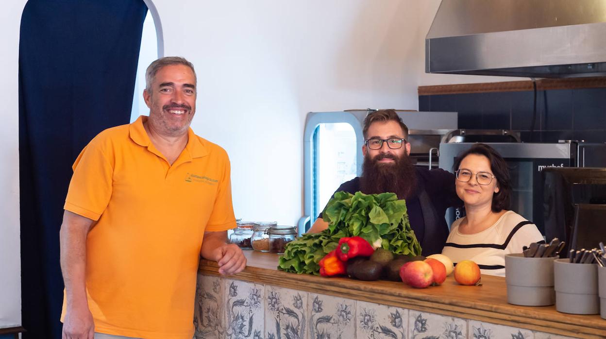 José Joaquín de los Santos, en La Tizná con José Antonio Barragán y Mari Ángeles Muñoz