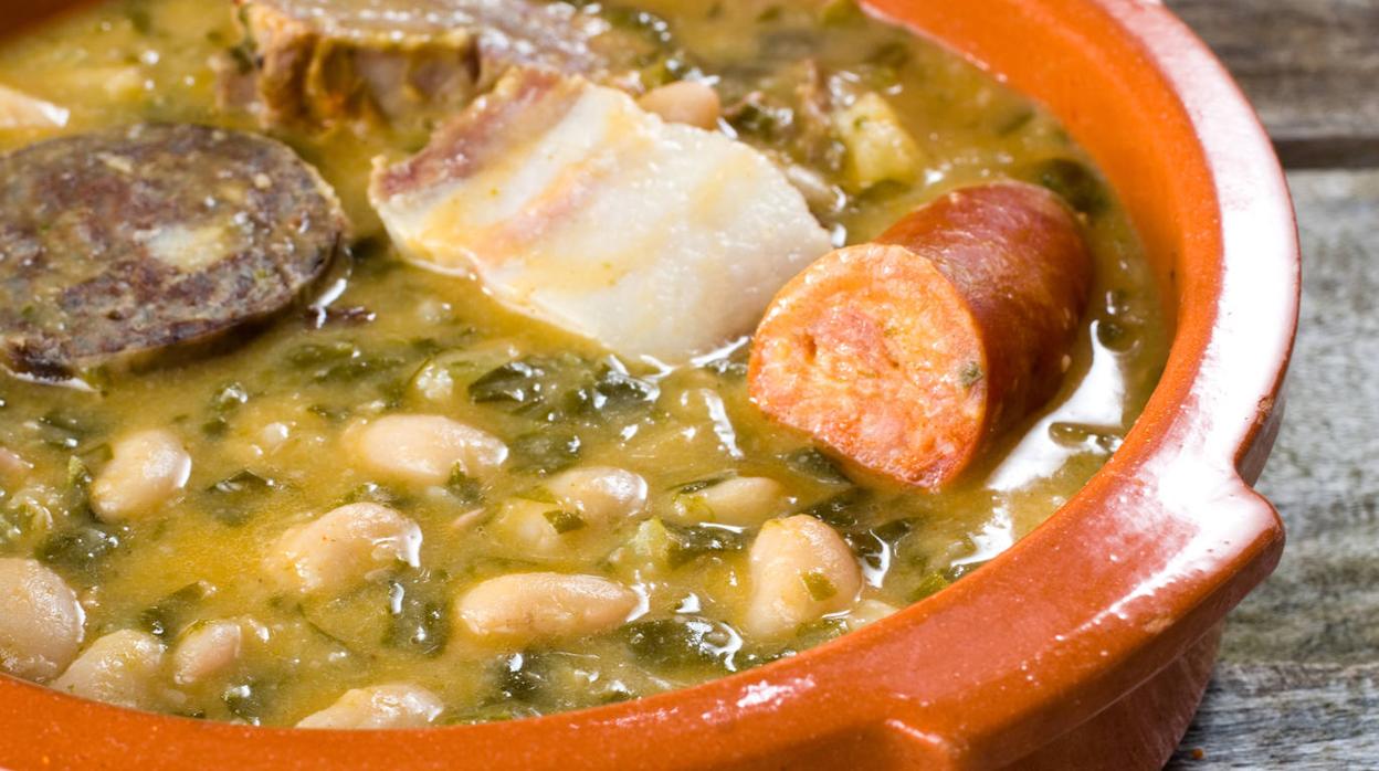 Berza con pringá al estilo tradicional: la receta perfecta para los días de frío