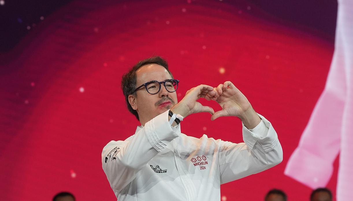 Paco Morales durante la recogida de la tercera estrella en la Gala Michelin celebrada en Barcelona