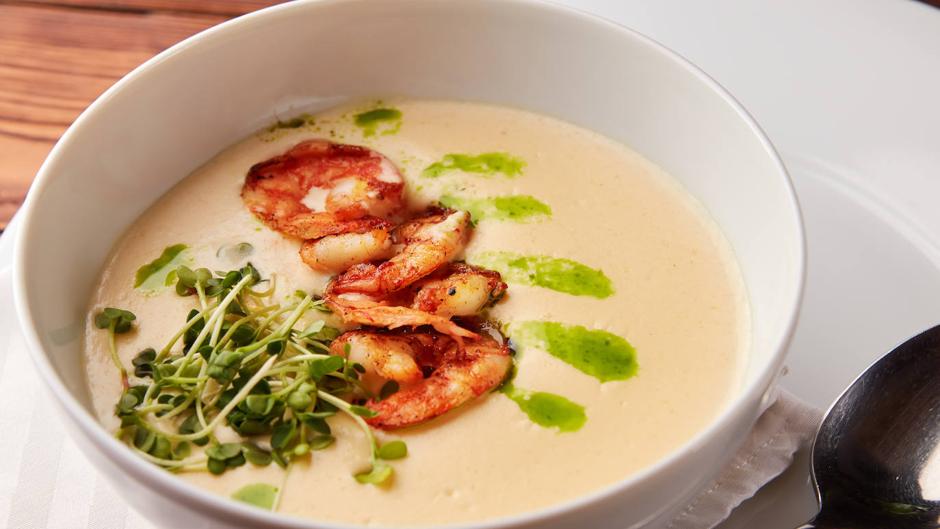 Crema de coliflor con gambas: cómo hacer esta sana y deliciosa receta paso a paso