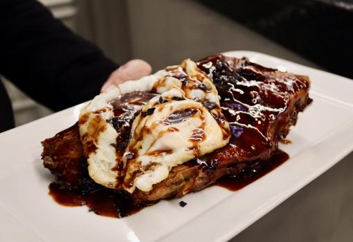 'Erató', un costillar de cerdo ibérico glaseado con patatas al horno y huevo frito de corral