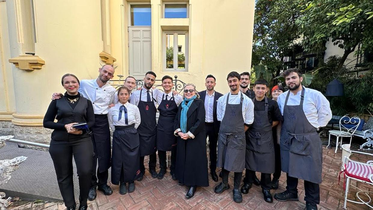 Hillary Clinton junto al equipo de Casa Ozama