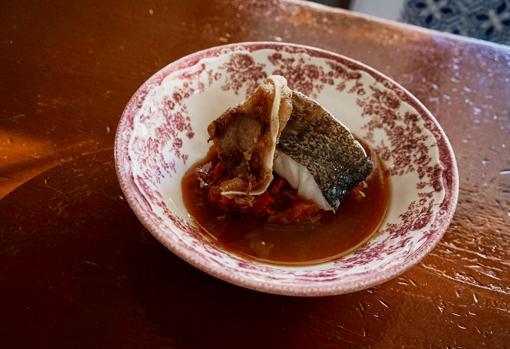 Bacalao, fritá de tomate y caldo de oreja