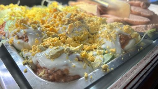 El regreso de los huevos rellenos a las barras sevillanas