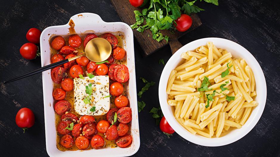 Así se prepara la receta viral de pasta al horno con queso feta y tomate cherry