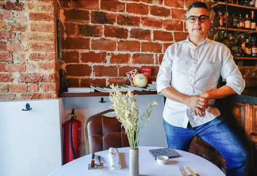 Carlos Fernández, en su restaurante Kàran Bistró, de Pozoblanco