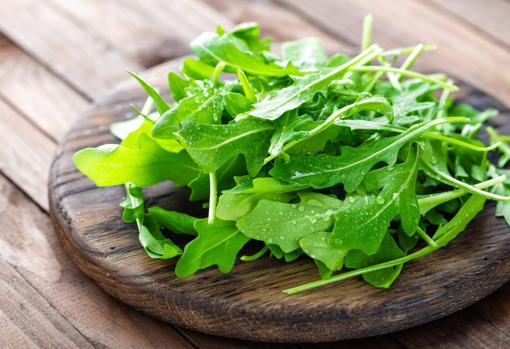 La rúcula es buena fuente de vitaminas, minerales y fibra