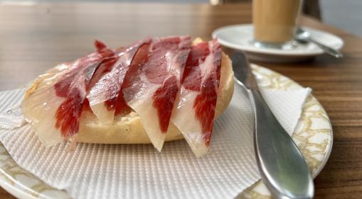 Festín matutino: dónde encontrar las mejores tostadas de jamón en Sevilla