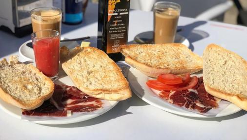 Festín matutino: dónde encontrar las mejores tostadas de jamón en Sevilla
