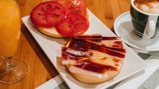 Festín matutino: dónde encontrar las mejores tostadas de jamón en Sevilla
