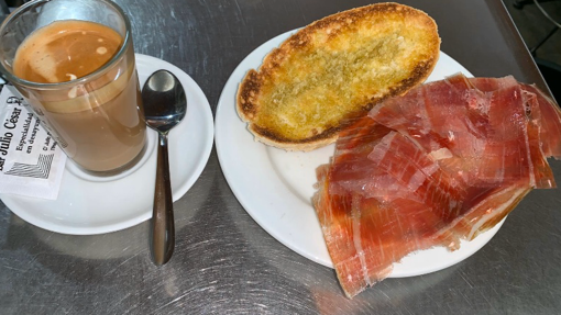 Festín matutino: dónde encontrar las mejores tostadas de jamón en Sevilla