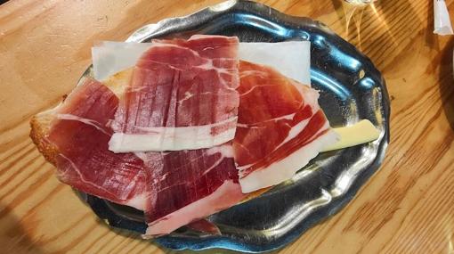 Festín matutino: dónde encontrar las mejores tostadas de jamón en Sevilla