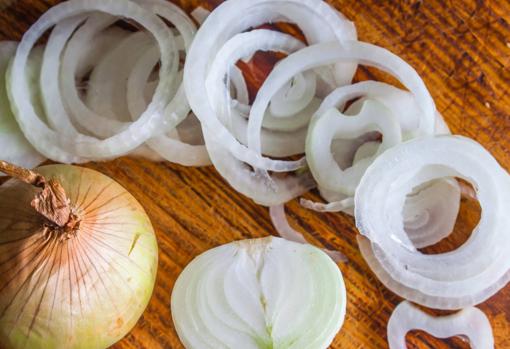 Para hacer esta receta hay que cortar la cebolla en rodajas finas