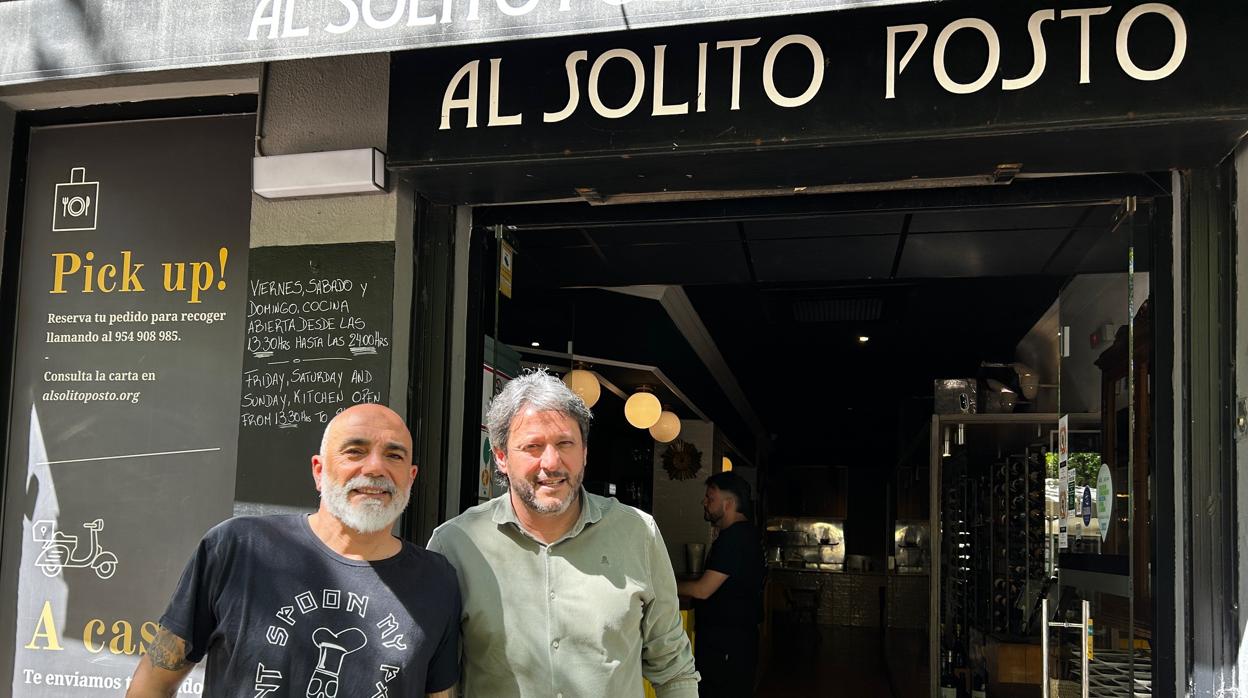Michele Fratimi e Ignazio Pala en la fachada de Al Solito Posto