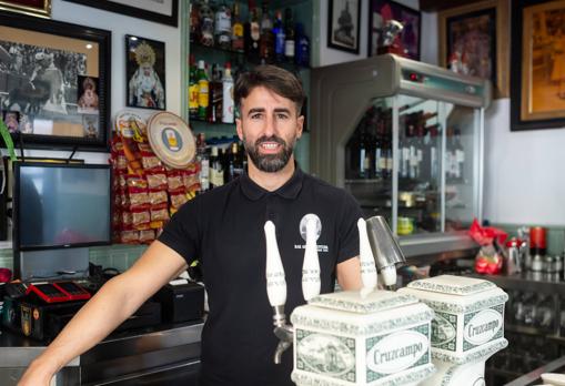 Ventura Pérez (Bar Arenal Ventura): «Muchos clientes llaman a esta esquina &#039;el balcón de Sevilla&#039;»