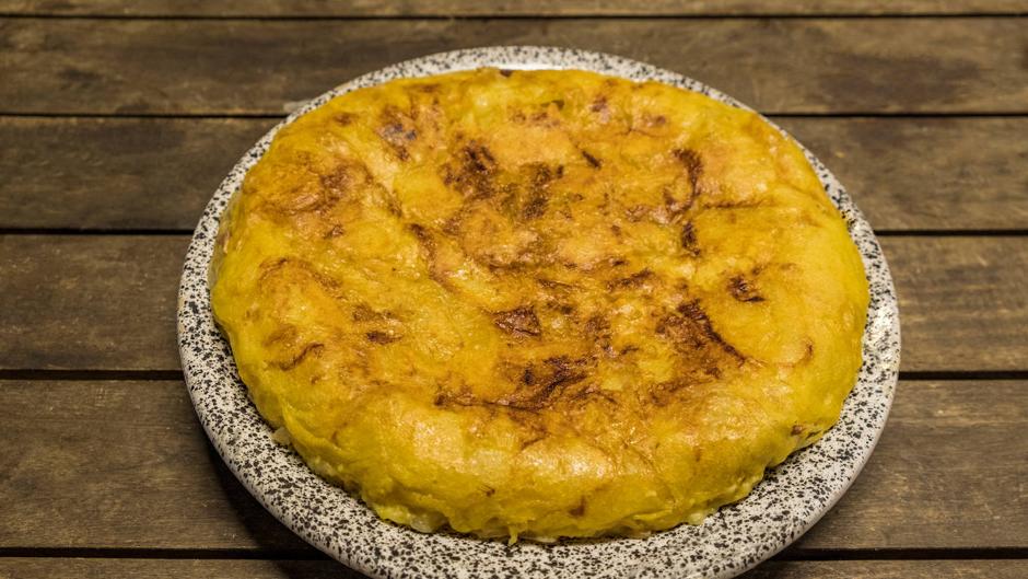 Tortilla de coliflor y cebolla con pocas calorías