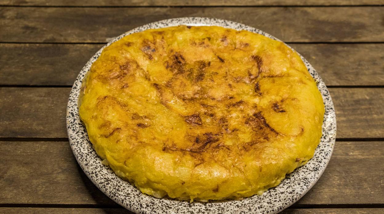 La tortilla de coliflor con cebolla es un bocado muy jugoso