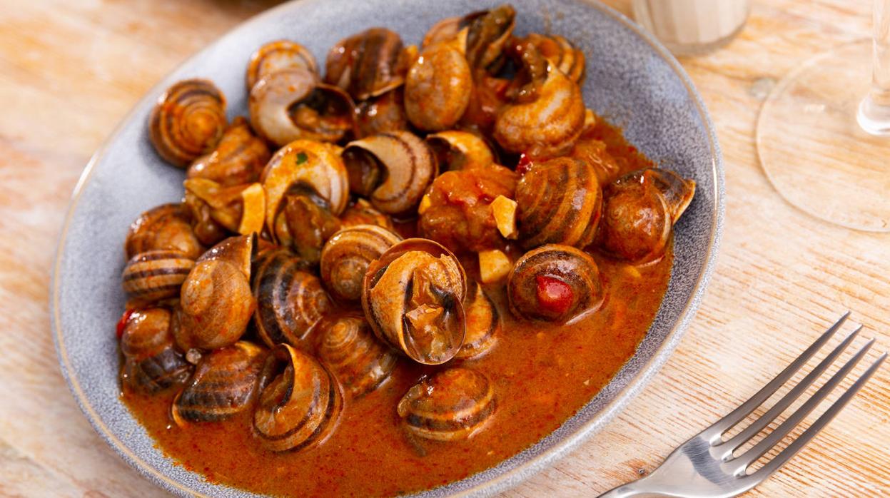 Típico plato de caracoles con tomate