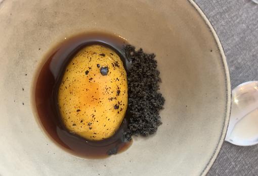 Falsa patata con azafrán, rellena de queso de Tetilla, glaseado de pollo y tierra de cerveza