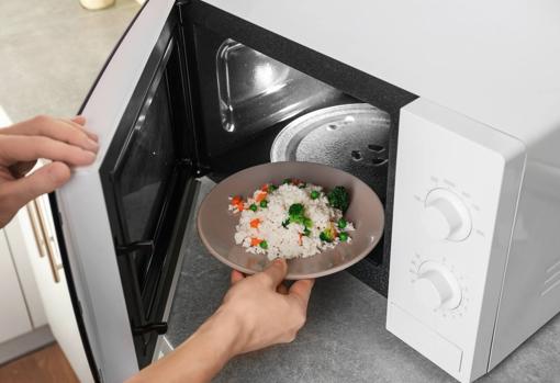 Recalienta el arroz en el microondas
