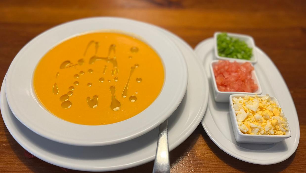 Gazpacho y su guarnición, del restaurante Sabina