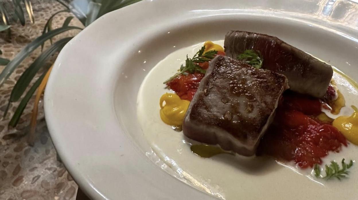 Atún rojo de almadraba sobre asadillo de pimientos y crema de almendra escabechada