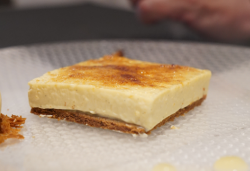 Crema quemada sobre galleta