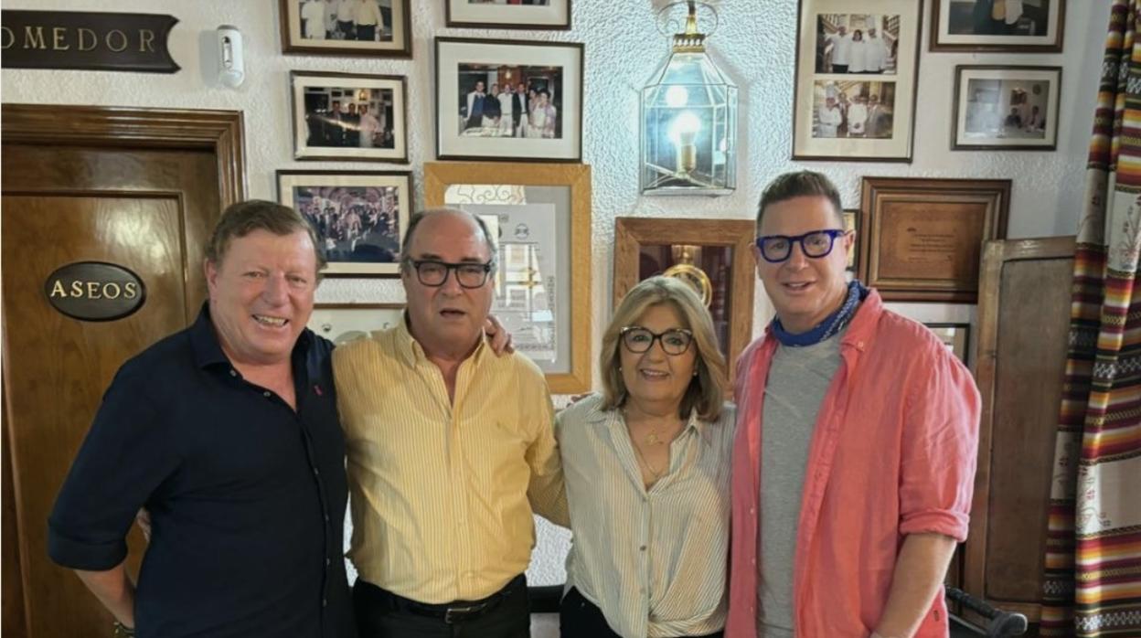 Los Morancos con la familia Sánchez Pozuelo, dueños de la Taberna Cuatro Caminos